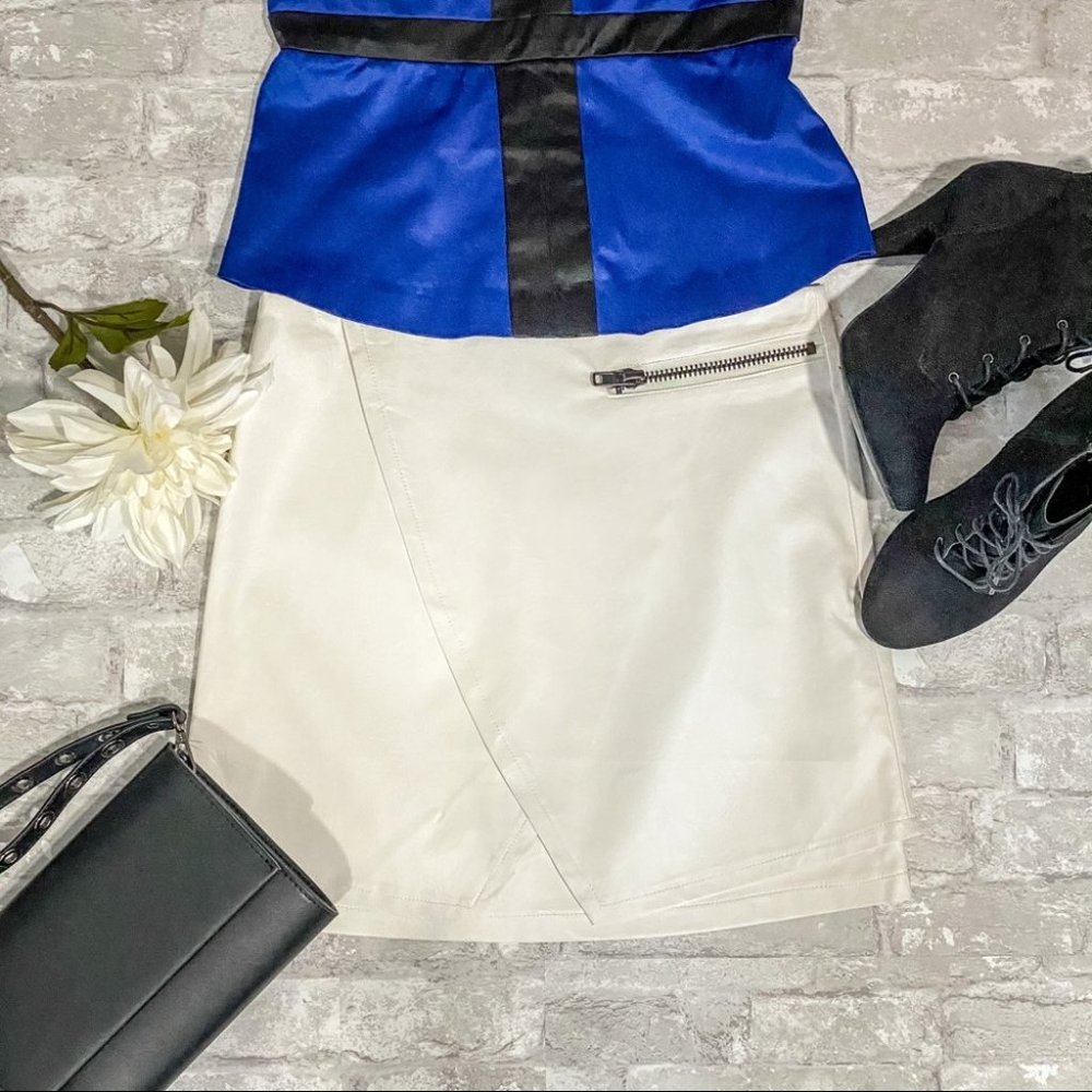SOLD | NWT Le Chateau Ivory Faux Leather Mini Skirt - Picture 4 of 16